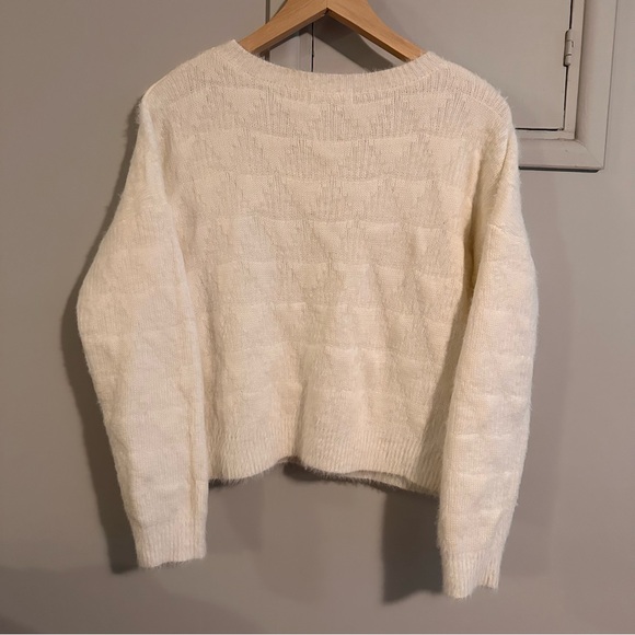 Soft white sweater - Picture 3 of 3